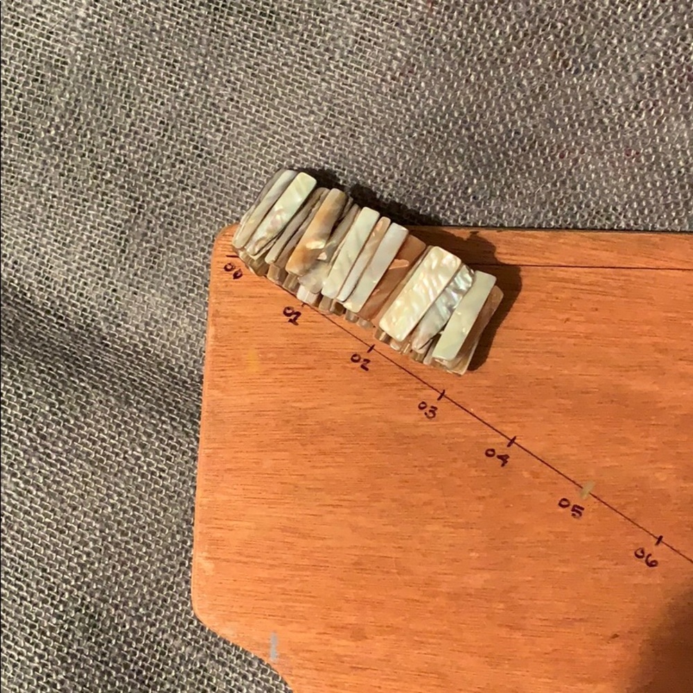 Shell Stretch Bracelet - Picture 3 of 3